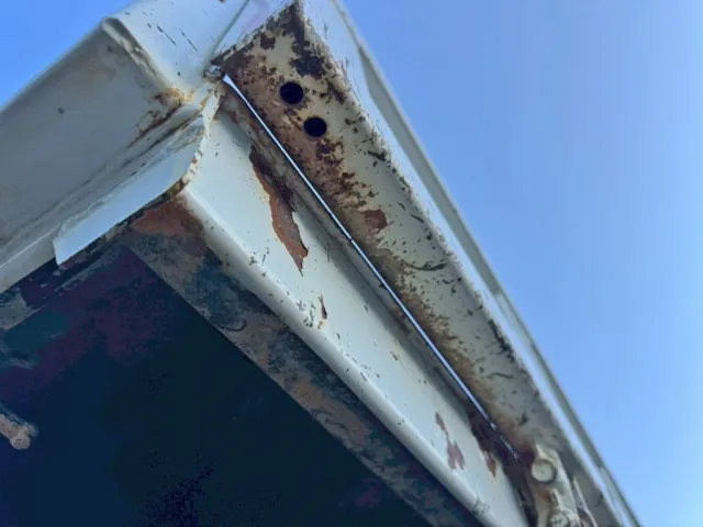 リヤゲート下部に隙間があります。（助手席側）|いすゞ エルフ 2RG-NKR88AD(2WD)の写真18