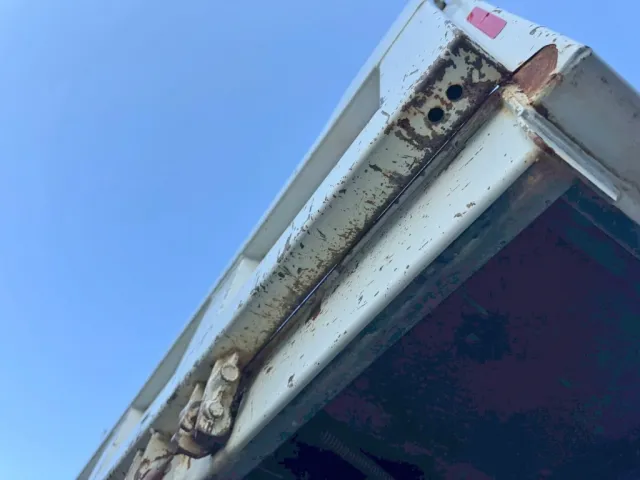 リヤゲート下部に隙間があります。（運転席側）|いすゞ エルフ 2RG-NKR88AD(2WD)の写真19