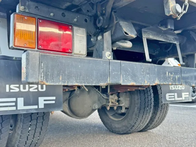 リヤバンパー下部にヘコミがあります。（助手席側）|いすゞ エルフ 2RG-NKR88AD(2WD)の写真20