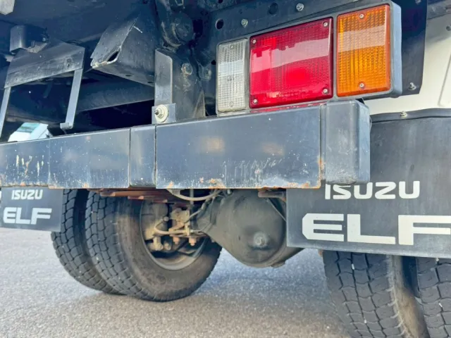 リヤバンパー下部にヘコミがあります。（運転席側）|いすゞ エルフ 2RG-NKR88AD(2WD)の写真21