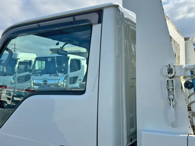 助手席ドア・クォーターパネルにキズがあります。|いすゞ エルフ 2RG-NKR88AD(2WD)の写真23