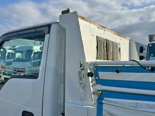 プロテクター助手席側に、キズがあります。|いすゞ エルフ 2RG-NKR88AD(2WD)の写真24