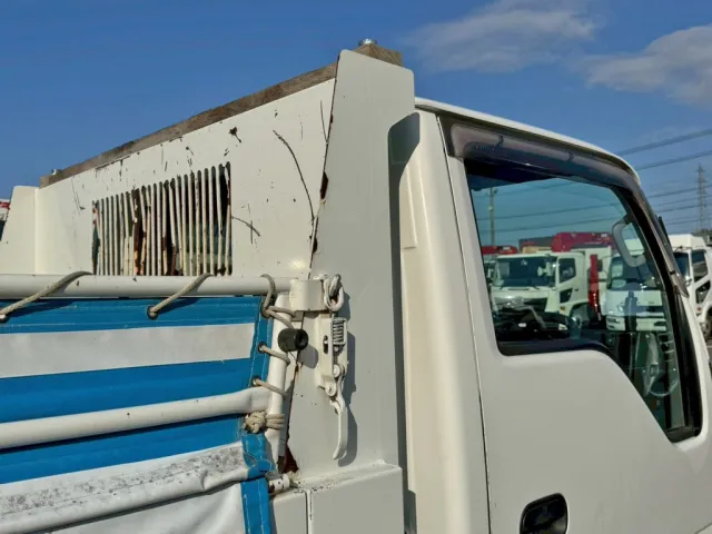 プロテクター運転席側に、キズがあります。|いすゞ エルフ 2RG-NKR88AD(2WD)の写真27