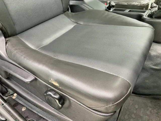 運転席座面にヘタリ・破れがあります。|三菱 ファイター 2KG-FK72FZの写真8