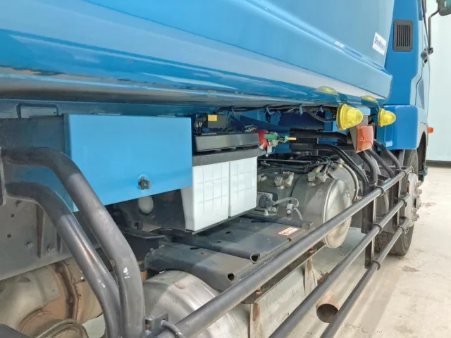 タンク運転席側中央部に工具箱が付いています。|三菱 ファイター 2KG-FK72FZの写真32