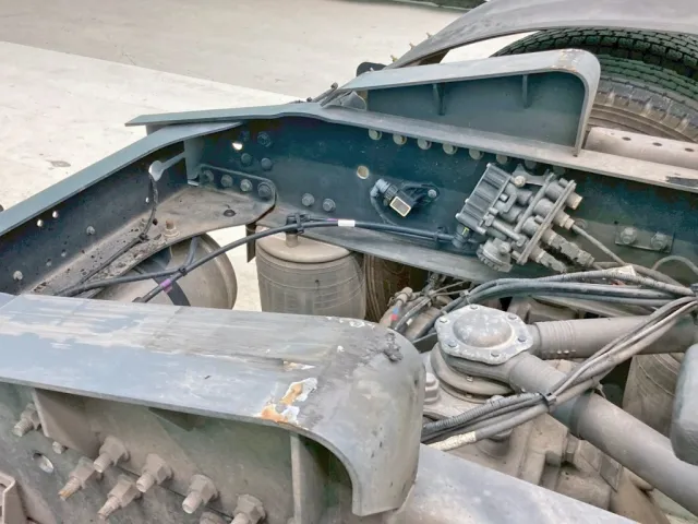 運転席側カプラガイドにキズがあります。|UDトラックス クオン 2PG-GK5AABの写真9