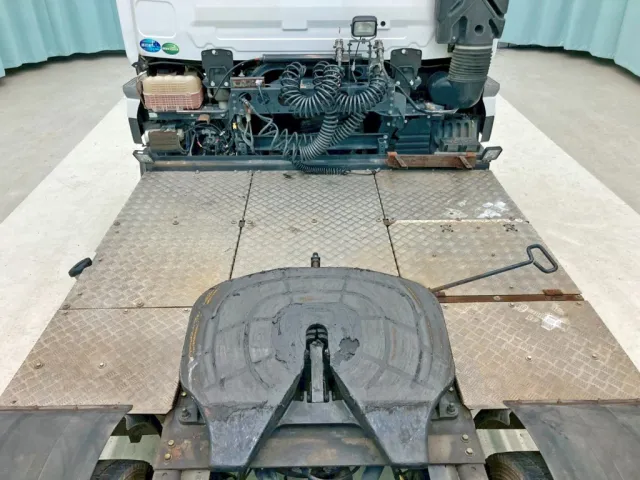 踊り場は縞板アルミです。|UDトラックス クオン 2PG-GK5AABの写真12