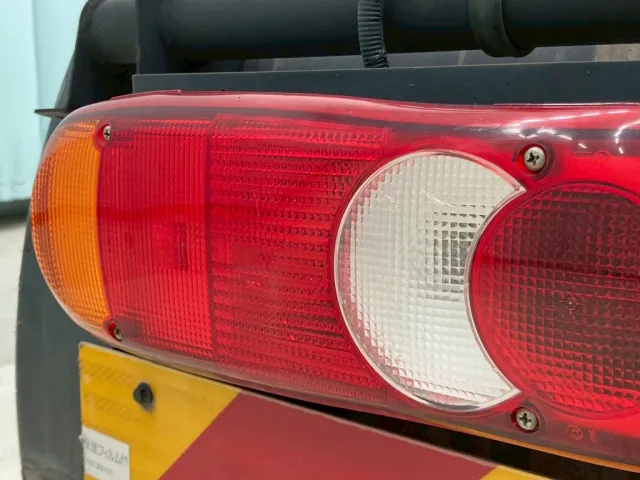 助手席側テールレンズに亀裂があります。|UDトラックス クオン 2PG-GK5AABの写真17