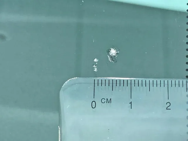 フロントガラスの中央下部に飛び石跡があります。|UDトラックス クオン 2PG-GK5AABの写真22