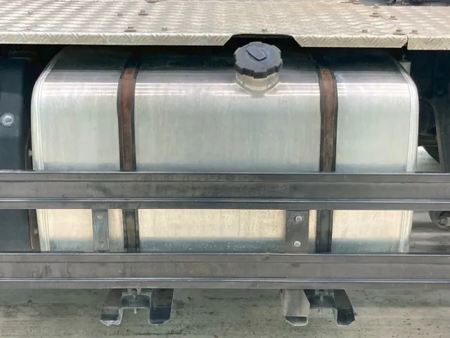 燃料タンクは400Lアルミ製です。|UDトラックス クオン 2PG-GK5AABの写真23