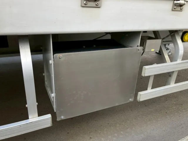 運転席側中央にバッテリーボックスとスイッチがあります。|トレクス  PLB34112改の写真20