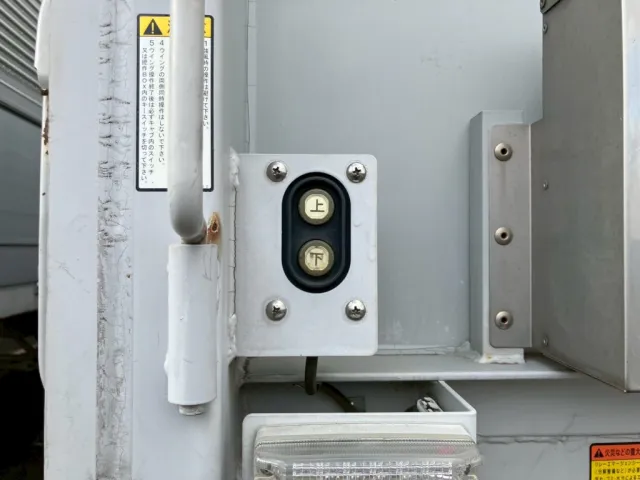 前方のウィング開閉スイッチです。|トレクス  PLB34112改の写真23