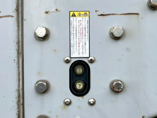 後方のウィング開閉スイッチです。|トレクス  PLB34112改の写真24