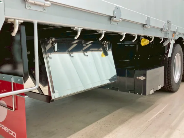 ボディー運転席側後方にステンレス製の工具箱が付いています。|三菱 スーパーグレート 2PG-FS84VZの写真13