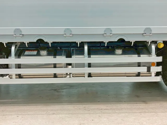 燃料タンクは200Lと300Lタンクが付いています。(アルミ製)|三菱 スーパーグレート 2PG-FS84VZの写真15