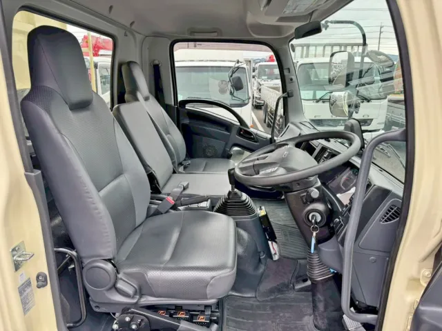 乗車定員は3名です。|いすゞ フォワード 2RG-FSR90S2の写真7