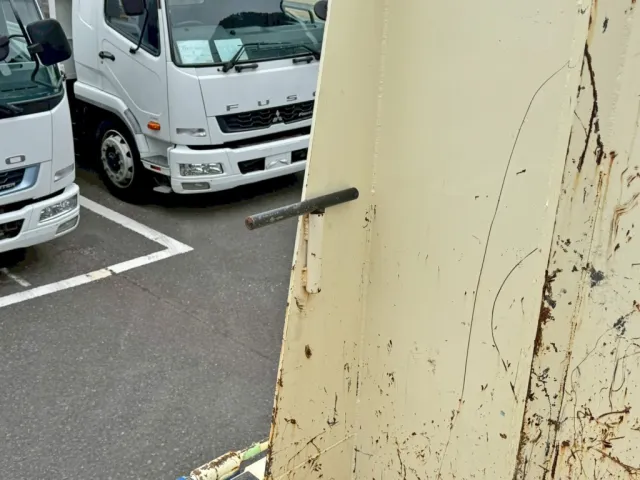 助手席側コボレーン前方に、コボレーンストッパーが付いています。(取り外し可能です)|いすゞ フォワード 2RG-FSR90S2の写真11