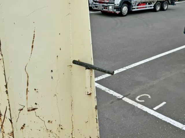 運転席側コボレーン前方に、コボレーンストッパーが付いています。(取り外し可能です)|いすゞ フォワード 2RG-FSR90S2の写真12