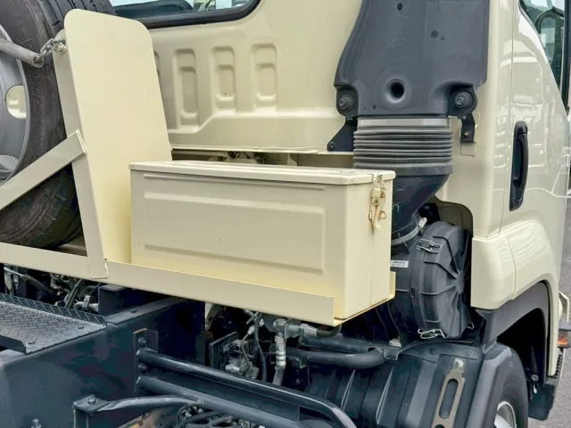 運転席側に工具箱が付いています。|いすゞ フォワード 2RG-FSR90S2の写真15