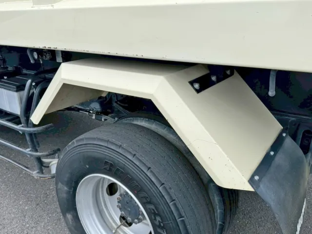 助手席側リヤフェンダーに小キズがあります。|いすゞ フォワード 2RG-FSR90S2の写真23