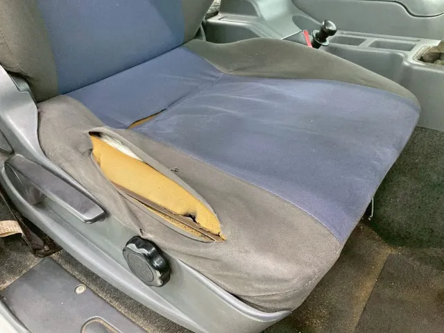 運転席座面にヘタリ・破れがあります。|三菱 ファイター QDG-FQ62Fの写真8