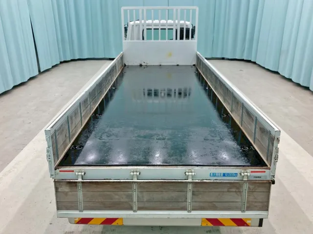 床は鉄板張りです。|三菱 ファイター QDG-FQ62Fの写真10