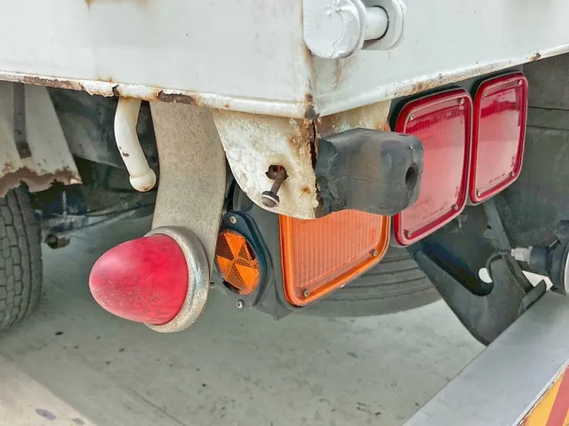 助手席側後方の当たりゴム欠品 及び 下部の反射板に割れがあります。|三菱 ファイター QDG-FQ62Fの写真16