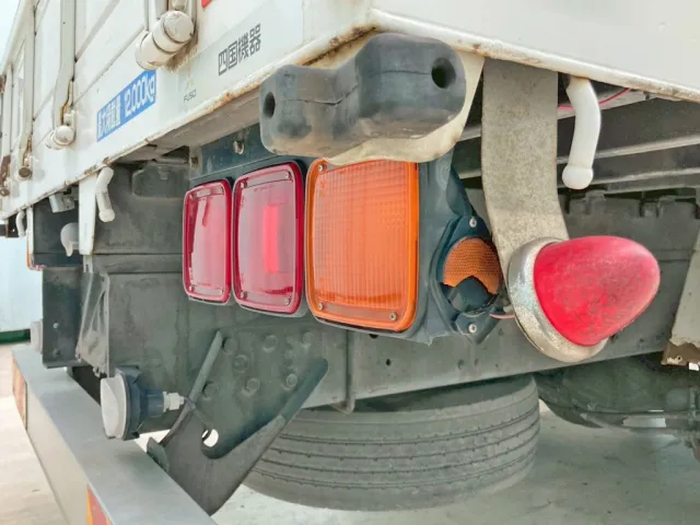 運転席側テールランプブラケット側面の反射板に割れがあります。|三菱 ファイター QDG-FQ62Fの写真17