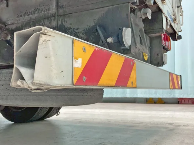 リヤバンパー助手席側に曲がり 及び カバー欠品しています。|三菱 ファイター QDG-FQ62Fの写真19