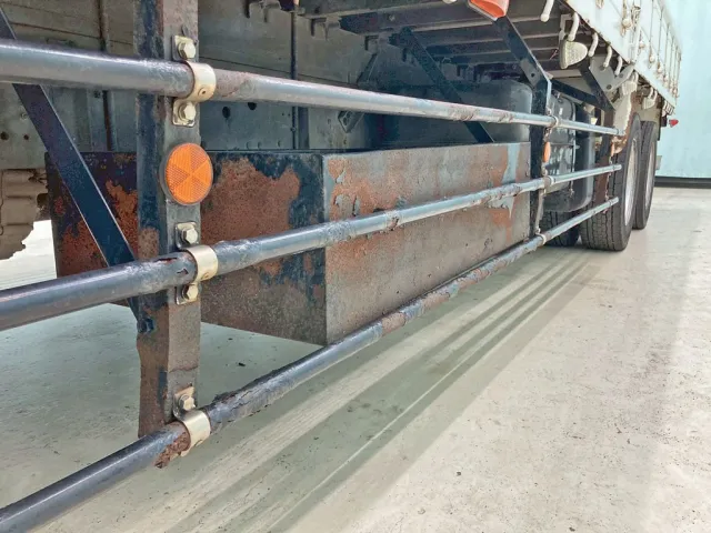 助手席側サイドバンパーの所々に腐食があります。|三菱 ファイター QDG-FQ62Fの写真20