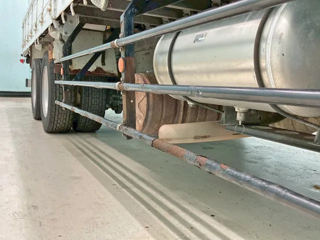 運転席側サイドバンパーの所々に腐食があります。|三菱 ファイター QDG-FQ62Fの写真21