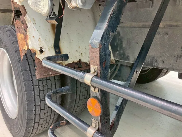 運転席側サイドバンパー後方ステーに腐食・曲がりがあります。|三菱 ファイター QDG-FQ62Fの写真22