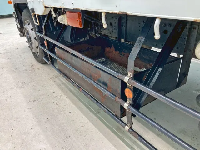 ボディー助手席側前方にりん木入れが付いています。|三菱 ファイター QDG-FQ62Fの写真23