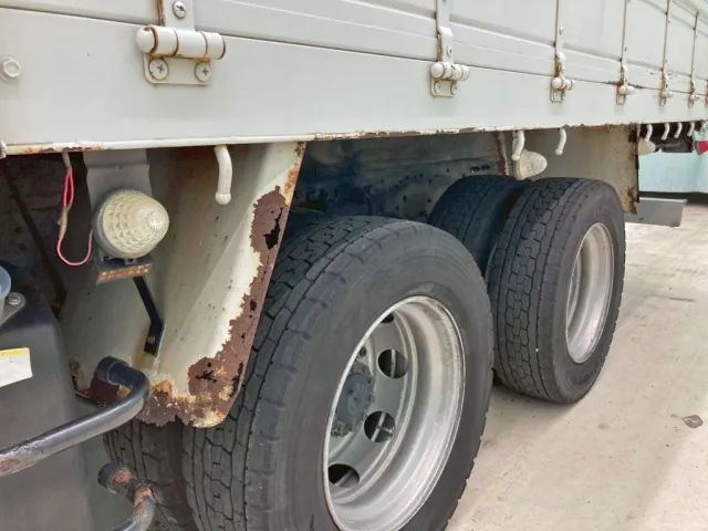 助手席側リヤフェンダー前方に腐食・穴あきがあります。|三菱 ファイター QDG-FQ62Fの写真25