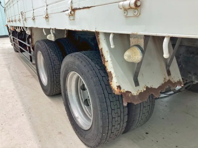 助手席側リヤフェンダー後方に腐食・穴あきがあります。|三菱 ファイター QDG-FQ62Fの写真26