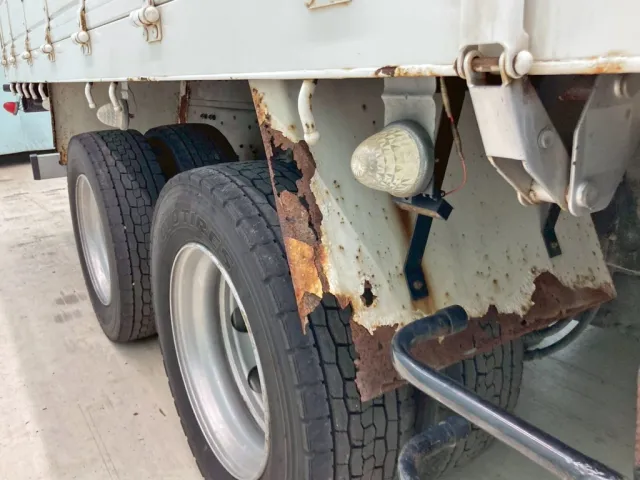 運転席側リヤフェンダー前方に腐食・穴あきがあります。|三菱 ファイター QDG-FQ62Fの写真27