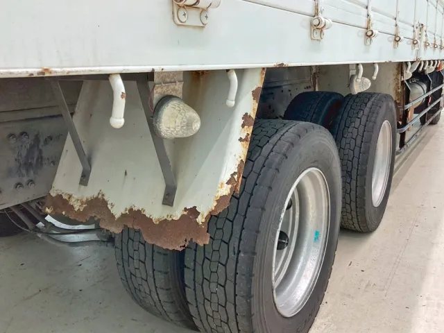 運転席側リヤフェンダー後方に腐食・穴あきがあります。|三菱 ファイター QDG-FQ62Fの写真28