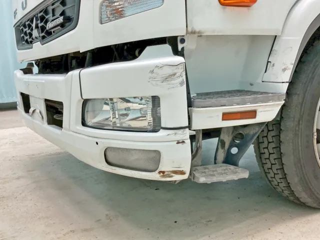 フロントバンパー助手席側に引きキズ・ヘコミ 及び 後方のステップカバーに割れがあります。|三菱 ファイター QDG-FQ62Fの写真29