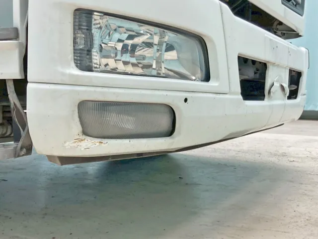 フロントバンパー運転席側にキズ・手塗り箇所があります。|三菱 ファイター QDG-FQ62Fの写真30