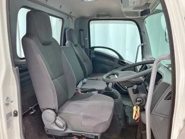 乗車定員は3名です。(ベッドレスキャビンです)|いすゞ フォワード TKG-FRR90S2(2WD)の写真8
