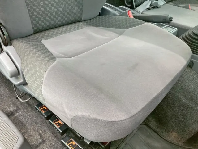 運転席座面にヘタリがあります。|いすゞ フォワード TKG-FRR90S2(2WD)の写真9
