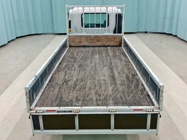 床は板張りです。|いすゞ フォワード TKG-FRR90S2(2WD)の写真10