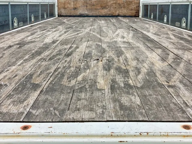 床板後方中央部に割れがあります。|いすゞ フォワード TKG-FRR90S2(2WD)の写真11