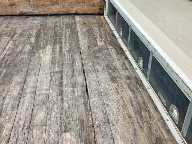 床板前方運転席側に割れがあります。|いすゞ フォワード TKG-FRR90S2(2WD)の写真13