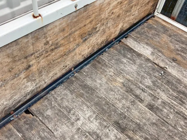 プロテクター下部の床板に割れがあります。|いすゞ フォワード TKG-FRR90S2(2WD)の写真15