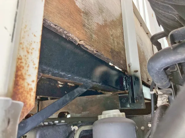 プロテクター運転席側にスキマがあります。|いすゞ フォワード TKG-FRR90S2(2WD)の写真17