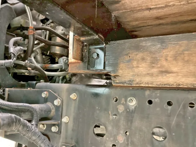 助手席側縦ネタ前方に割れがあります。|いすゞ フォワード TKG-FRR90S2(2WD)の写真19