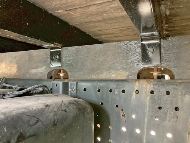 助手席側の縦ネタ・横ネタ結合ボルトに緩みがあります。(複数個所有り)|いすゞ フォワード TKG-FRR90S2(2WD)の写真20