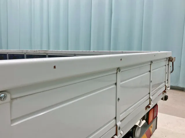 リヤアオリ上部の所々にキズ・サビがあります。|いすゞ フォワード TKG-FRR90S2(2WD)の写真24