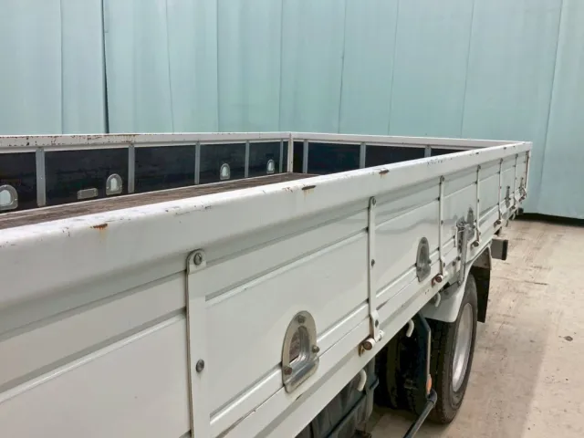 助手席側アオリ上部の所々にキズ・サビがあります。|いすゞ フォワード TKG-FRR90S2(2WD)の写真25